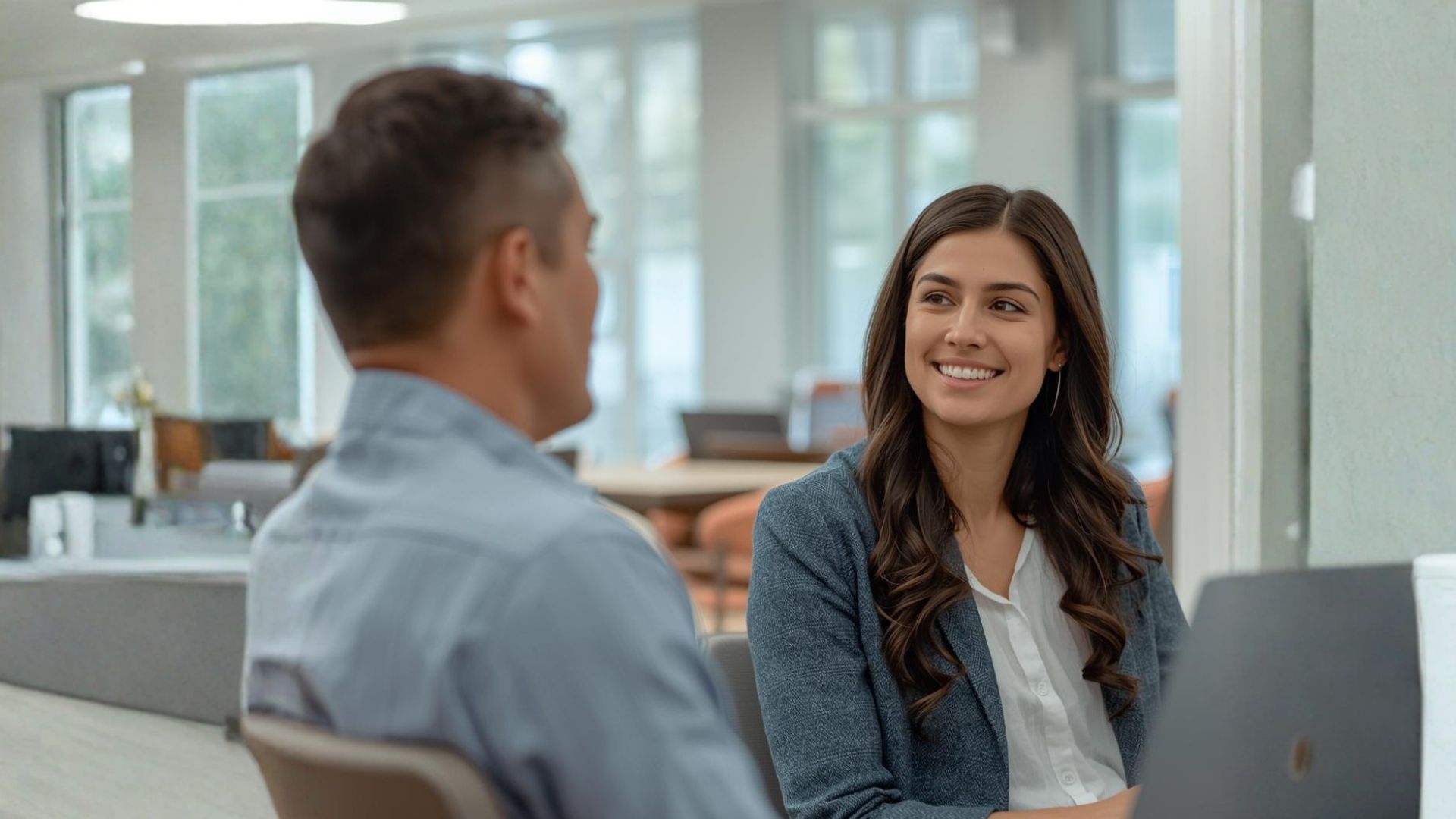 Due colleghi: una persona ascolta con empatia e attenzione genuina l'altra parla.