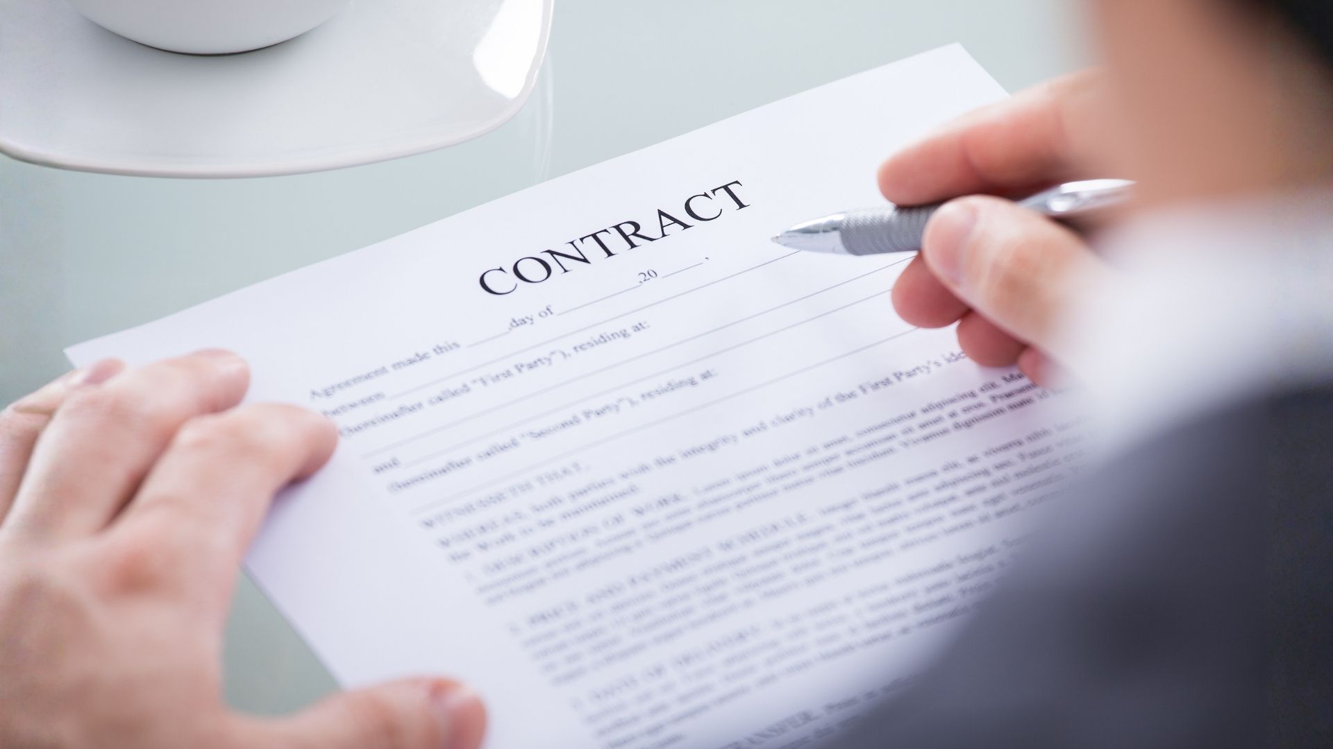 Persona che firma un contratto