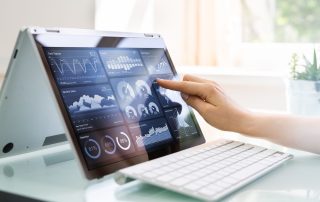 Dito che tocca lo schermo di un tablet