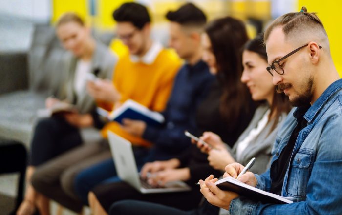 Gruppo di persone che prendono appunti