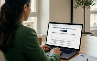 Ragazza di spalle che digitala al computer in un portale per candidature spontanee