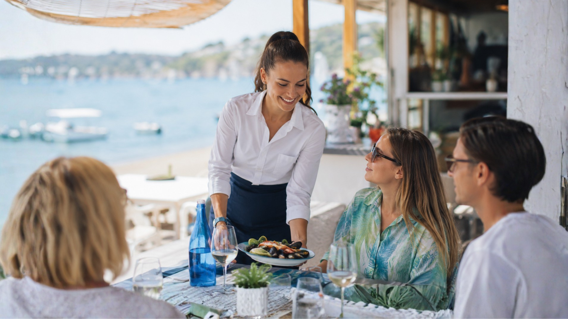 cameriera che serve un piatto di cozze durante un pranzo vista mare